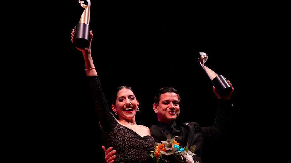 Los ganadores de la final del Campeonato Mundial de Tango, Fatima Karakoch y Lucas Brenno Marx, de Buenos Aires, retienen sus trofeos. Foto: Natacha Pisarenko/AP