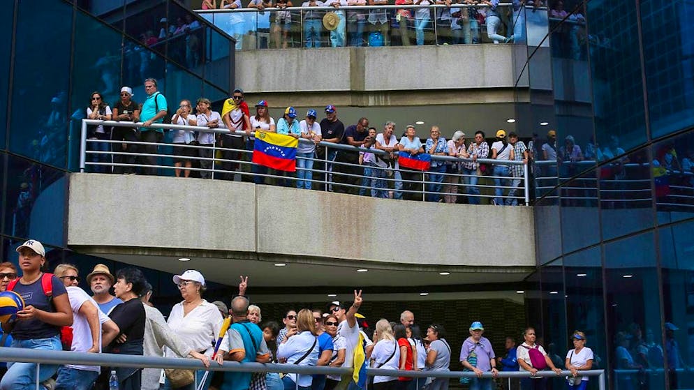 dpatopbilder - Opposition supporters protest in a shopping center against the disputed results of the presidential election in Venezuela. Photo: Cristian Hernandez/AP