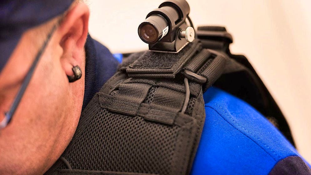 I fatti più importanti per la Svizzera e il Ticino nel 2024. Da settembre le FFS introducono in tutta la Svizzera le cosiddette «bodycam» per gli agenti della polizia dei trasporti. Le videocamere indossate sul corpo hanno lo scopo di attenuare i conflitti e contribuire alla sicurezza dei viaggiatori e dei dipendenti.