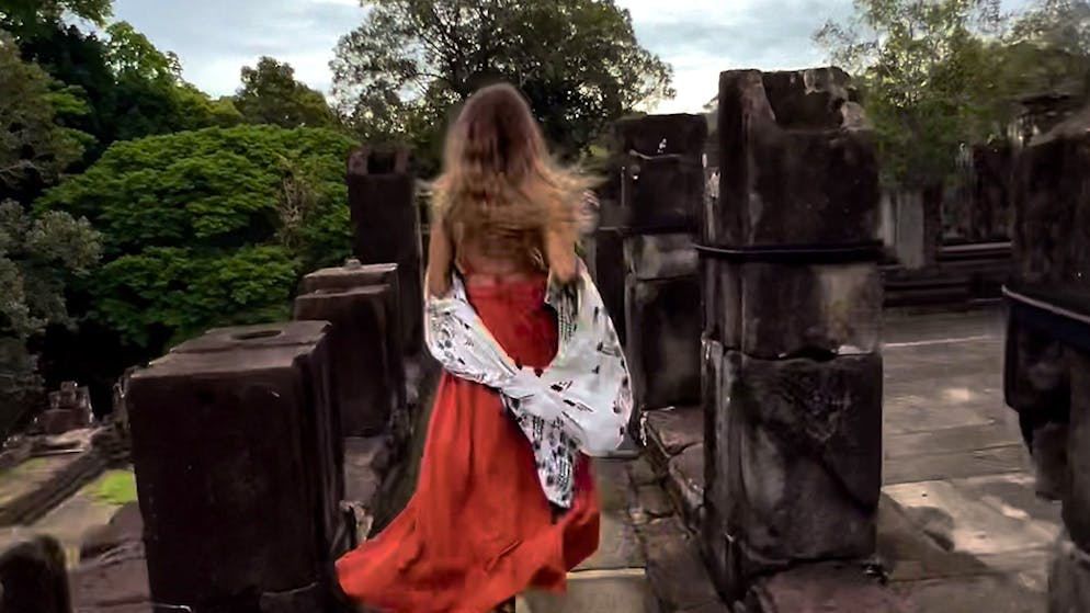 Dangerous TikTok trend. Influencers play mobile game in temple complex - experts annoyed