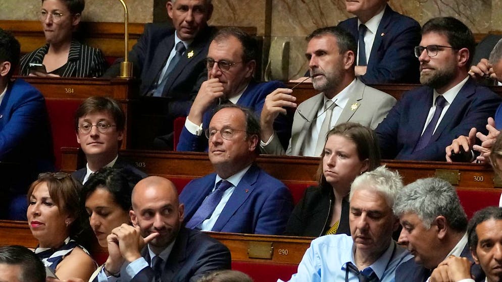 François Hollande estime que les socialistes doivent "soutenir tout ce qui peut faire avancer le pays", mais il exclut une "alliance avec le centre (...) inévitablement vouée à une impasse" (archives).