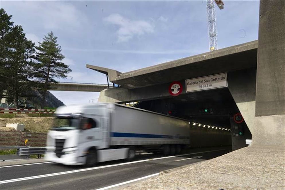 Traffico pesante fermato dalle 19.30