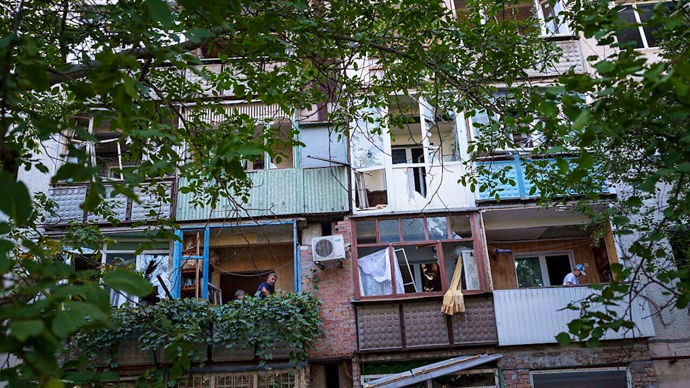 ARCHIV - Living room in Pokrowsk rooms with a Russian bombardment on living quarters with glass windows with balconies. Photo: Evgeniy Maloletka/AP/dpa