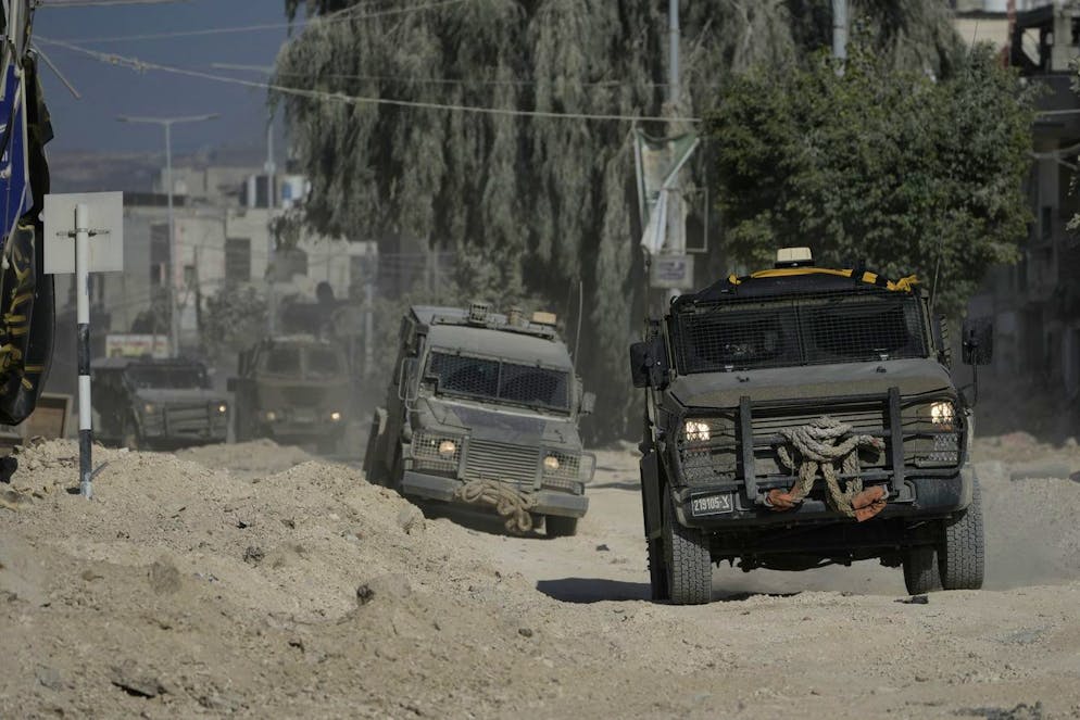 Veicoli blindati israeliani si muovono su una strada durante un'operazione militare nel campo profughi di Nur Shams in Cisgiordania.