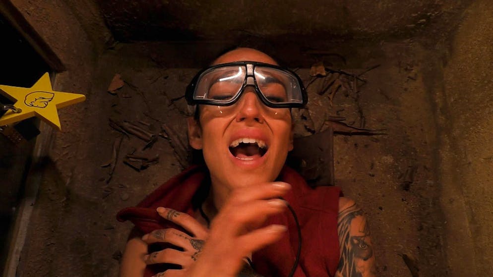 «Nein, ich kann das nicht!», schreit Elena Miras während der Prüfung. Erst nach langem Zureden legt sie sich probeweise in die Grube, gerät dann aber völlige Panik.