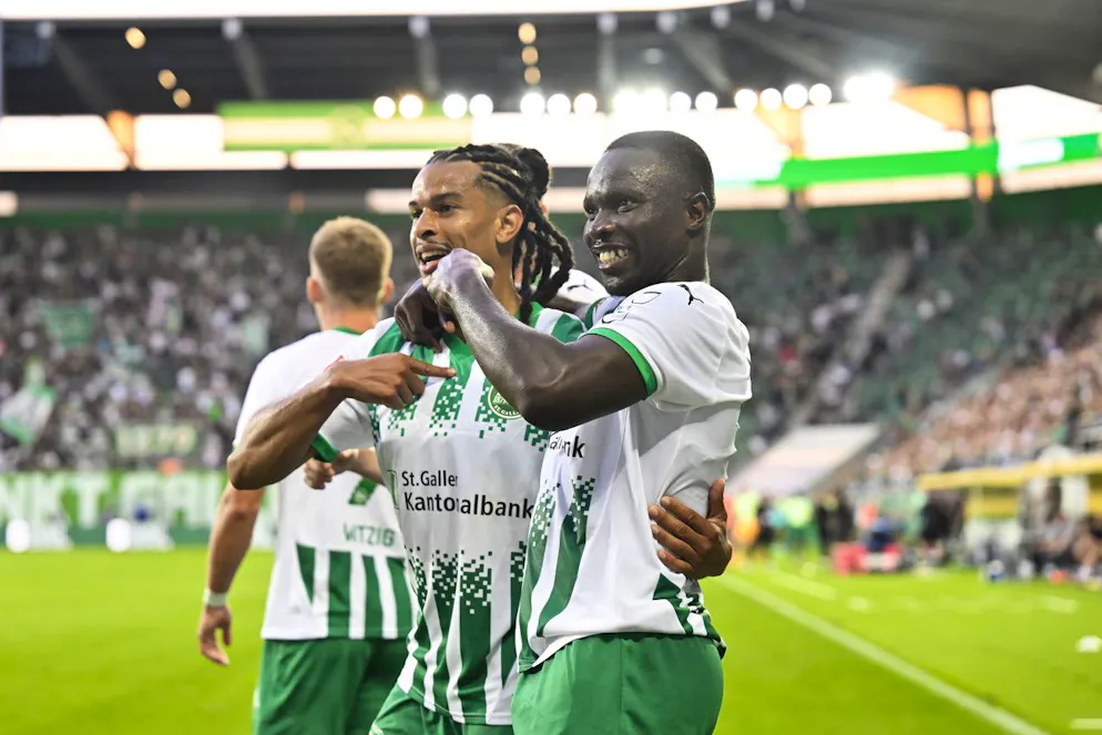 FCSG-Stürmer Chadrac Akolo (rechsts) kann künftig nicht mehr auf Assists von Aussenverteidiger Isaac Schmidt hoffen.