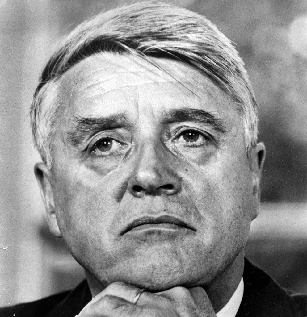 Selon la source proche du dossier, Robert Boulin a été violenté par plusieurs hommes pour le détourner de ses ambitions politiques supposées, potentiellement susceptibles de faire de l'ombre à Jacques Chirac alors patron du RPR.