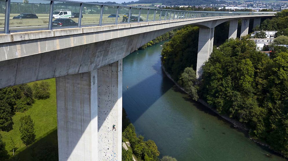 Des piliers de pont pour les mordus d'escalade à Berne - Gallery. Les amateurs d'escalade peuvent désormais grimper sur deux piles de pont du viaduc de Felsenau à Berne. L'installation a été inaugurée samedi lors d'une cérémonie.