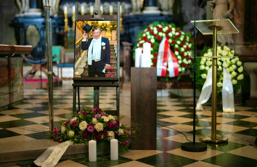 Lugner memorial service in a storm of cameras and flashbulbs - Gallery. Building contractor Richard Lugner was the most famous guest at the Vienna Opera Ball, always wearing a top hat.