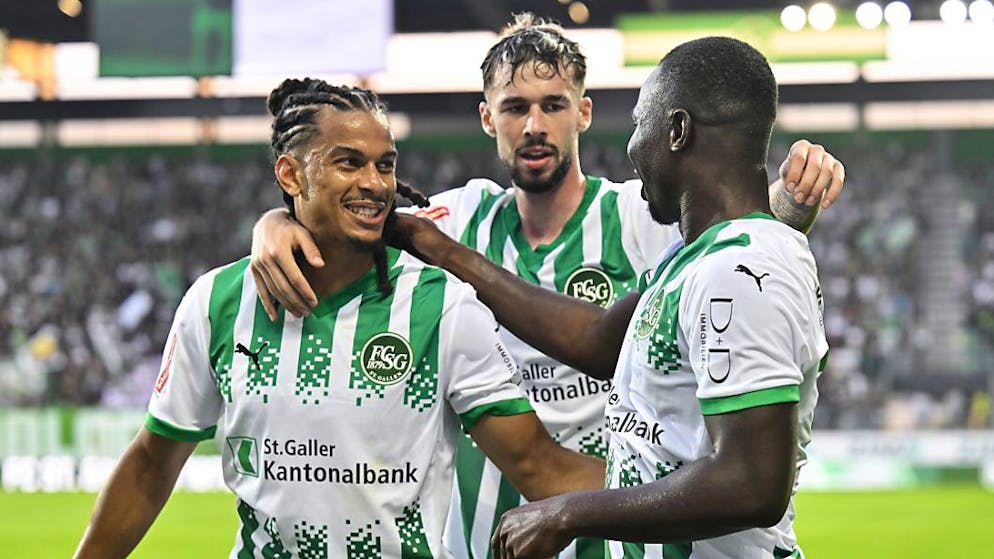 Isaac Schmidt (links) verlässt den FC St. Gallen nach drei Saisons in Richtung England