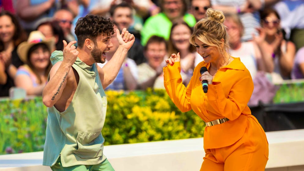 Their victory in the music show "Deutschland sucht den Superstar" was the beginning of a successful career in show business: Luca Hänni is pictured dancing with Beatrice Egli on "ZDF Fernsehgarten" in May 2022.