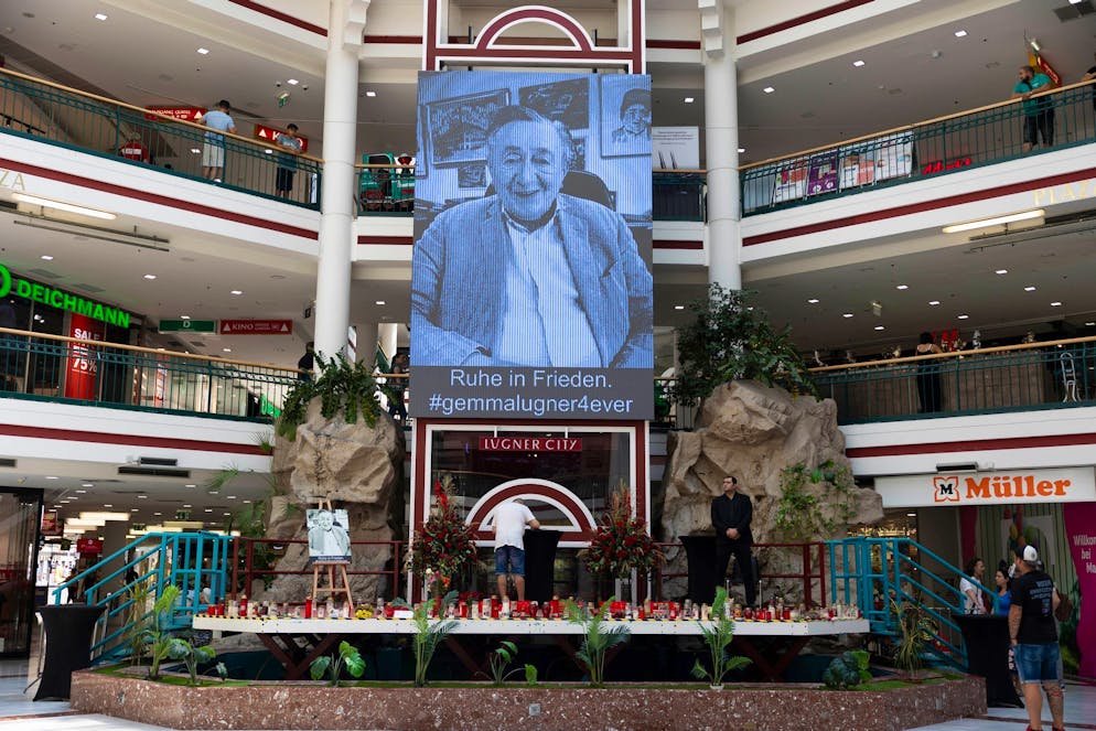 Lugner-Gedenkfeier im Kamera- und Blitzlichtgewitter - Gallery. Im Einkaufszentrum von Lugner wurde nach seinem Tod eine Gedenkstätte eingerichtet.