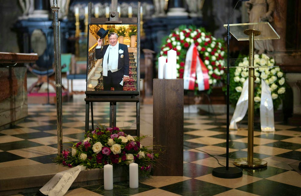 Lugner-Gedenkfeier im Kamera- und Blitzlichtgewitter - Gallery. Bauunternehmer Richard Lugner war der bekannteste Gast des Wiener Opernballs, immer mit Zylinder.