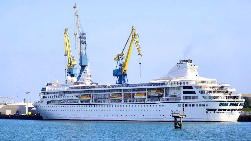 Ecco perché. Dovevano fare una crociera di tre anni, ma sono bloccati da mesi sulla nave... ferma