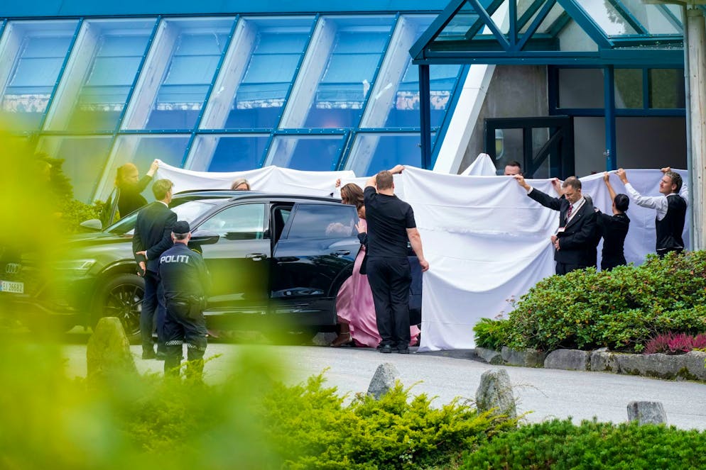 Jawort am Fjord: Prinzessin Märtha Louise heiratet Schamanen - Gallery. Hotelangestellte schirmen das Brautpaar vor Blicken ab.