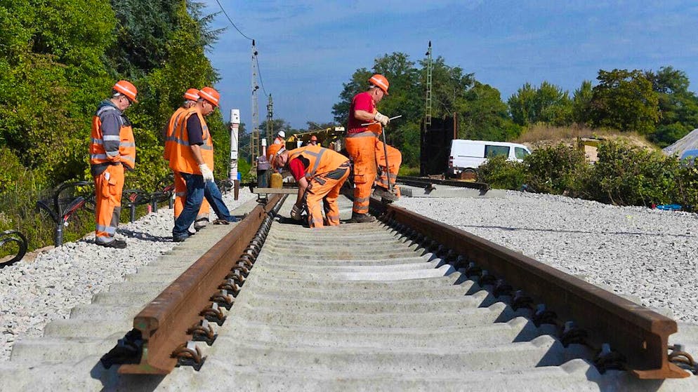 Track workers on a former construction site near Rastatt (D). (archive picture)
