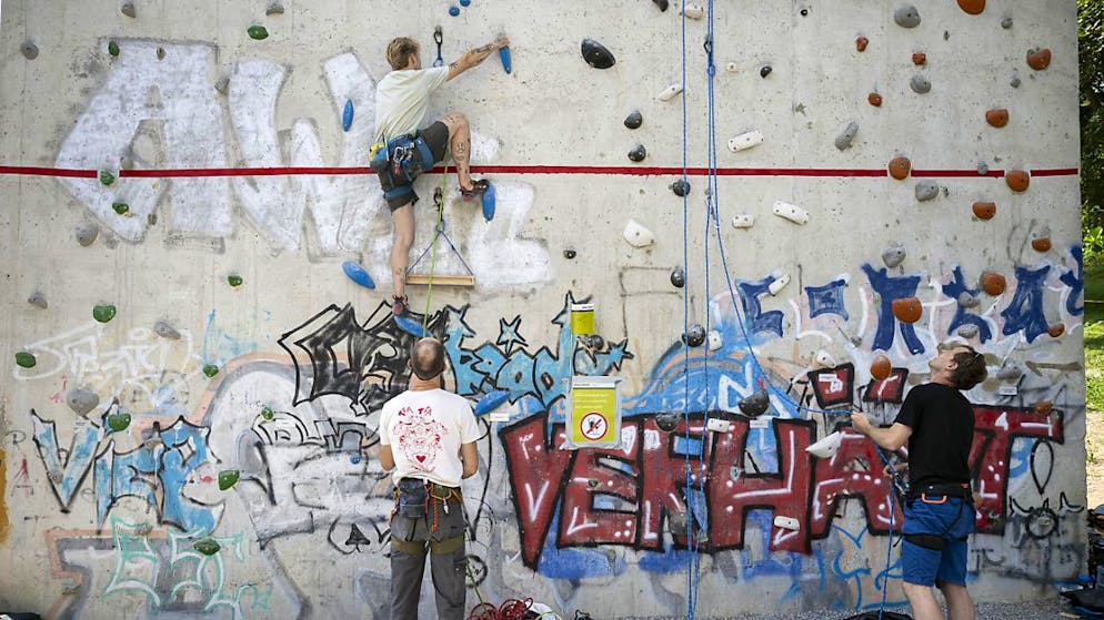 Des piliers de pont pour les mordus d'escalade à Berne - Gallery. Un grimpeur au pied du viaduc a encore presque toutes ses prises d'escalade devant lui.