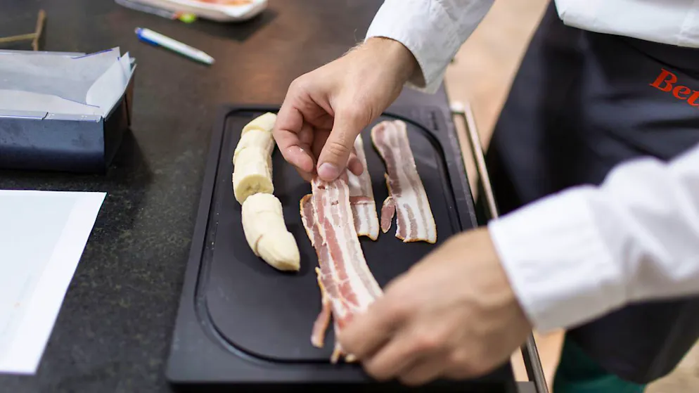 USA 2024. Trump: «Pancetta cara? Colpa dell'energia eolica». E scatta l'ironia sul web