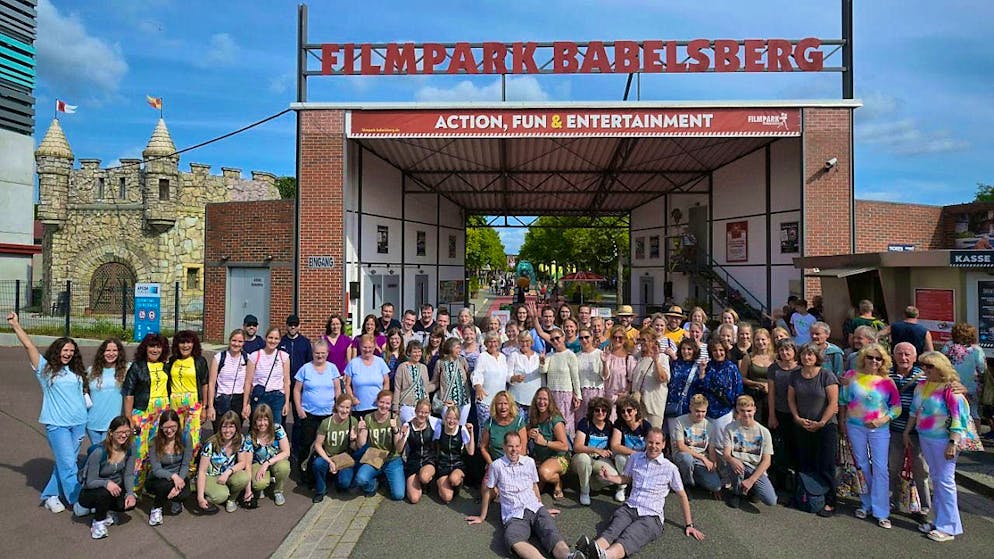 Souvenir photo at the 21st twins reunion at Filmpark Babeldberg. Photo: Michael Bahlo/dpa