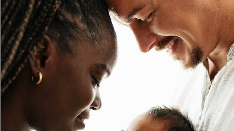 Schweizer Löwenflüsterer verpasst Geburt. Dean Schneider zum ersten Mal Vater