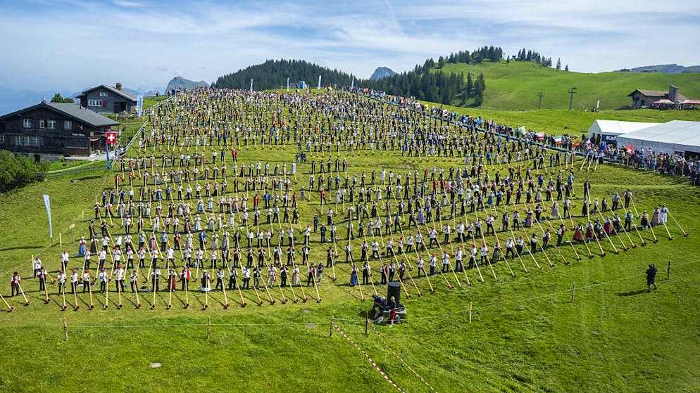 Weltrekord geknackt. Über tausend Alphornbläser spielen auf der Klewenalp NW