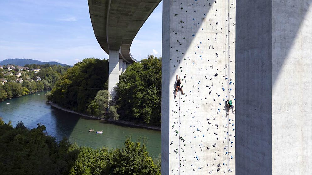 Des piliers de pont pour les mordus d'escalade à Berne - Gallery. Des grimpeurs escaladent le viaduc de Felsenau lors de son inauguration samedi.