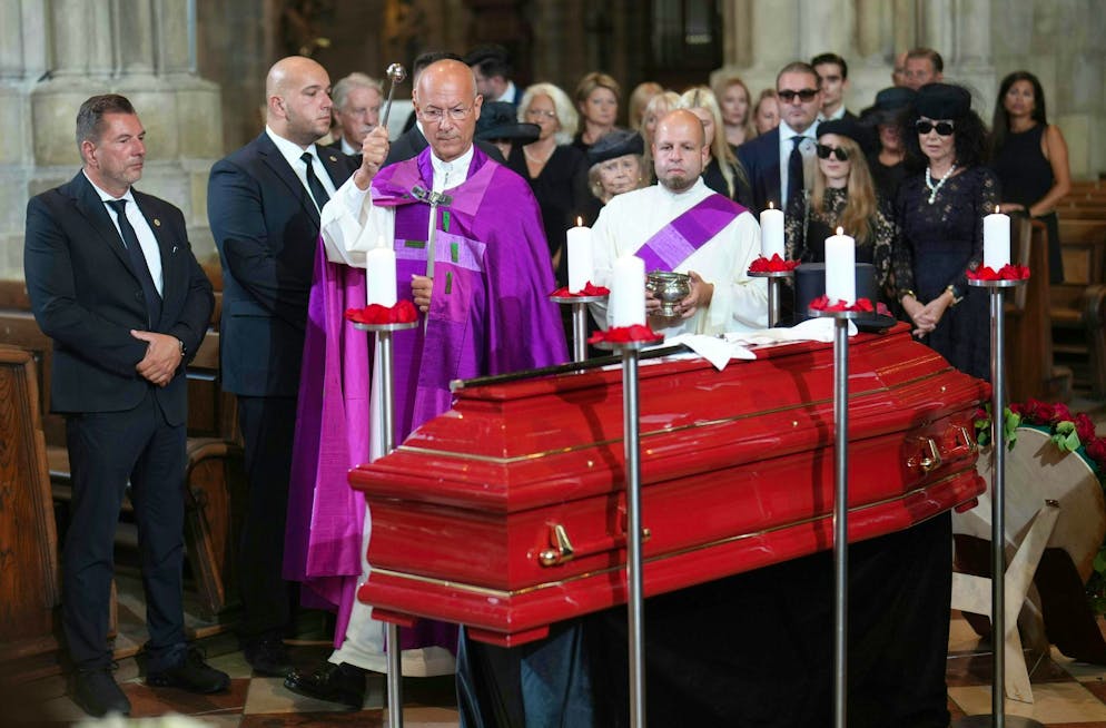 Lugner-Gedenkfeier im Kamera- und Blitzlichtgewitter - Gallery. Der millionenschwere Bauunternehmer hatte seine Trauerfeier und Beerdigung selbst vorbereitet.