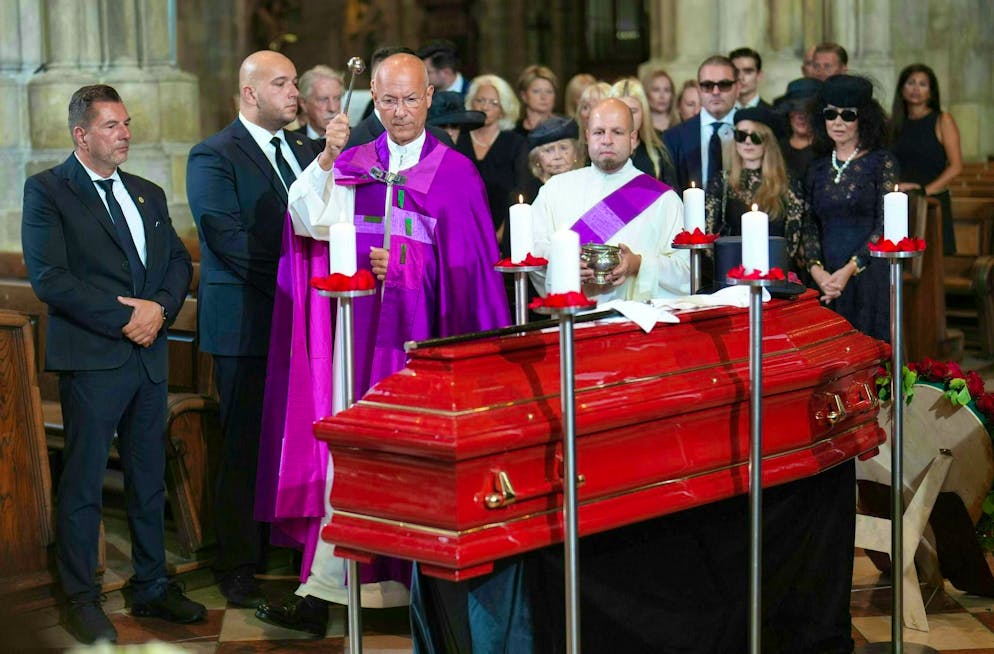 Lugner memorial service in a storm of cameras and flashbulbs - Gallery. The millionaire building contractor had prepared his memorial service and funeral himself.