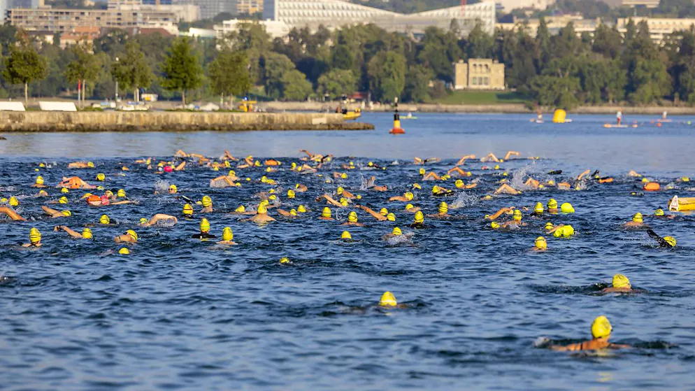 Un millier de nageurs entre Genève-Plage et les Bains des Pâquis - Gallery. Les quelque 1200 nageurs qui ont pris part à la traversée de la rade ont bénéficié de conditions optimales.