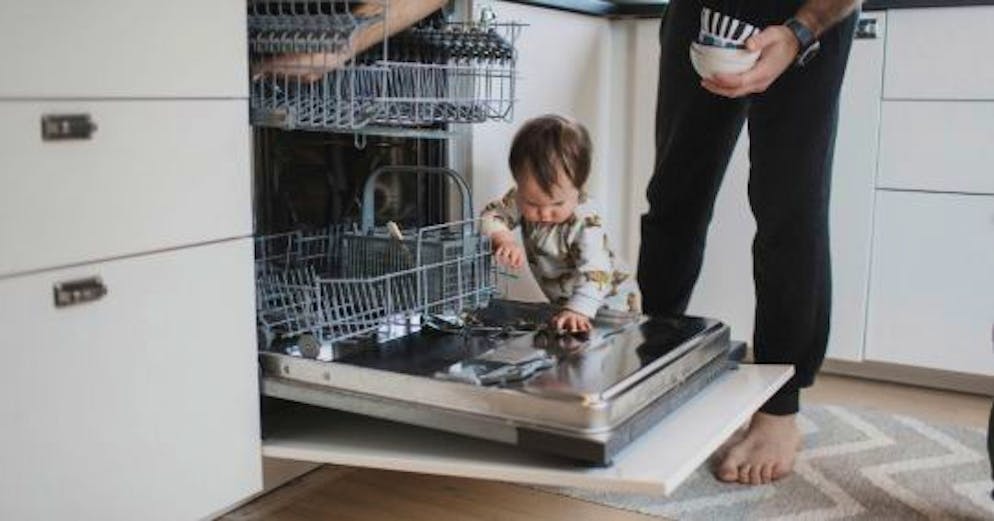 Mit wenigen Tricks spült die Abwaschmaschine dein Geschirr wieder blitzsauber.
