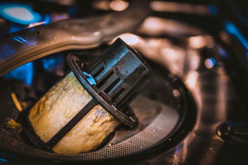 The dishwasher filter should be cleaned regularly to remove food residues and dirt.