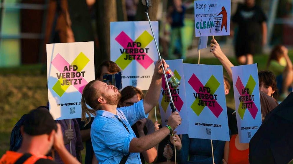 People demonstrate with signs in front of the Thuringian state parliament in Erfurt following the state election results.