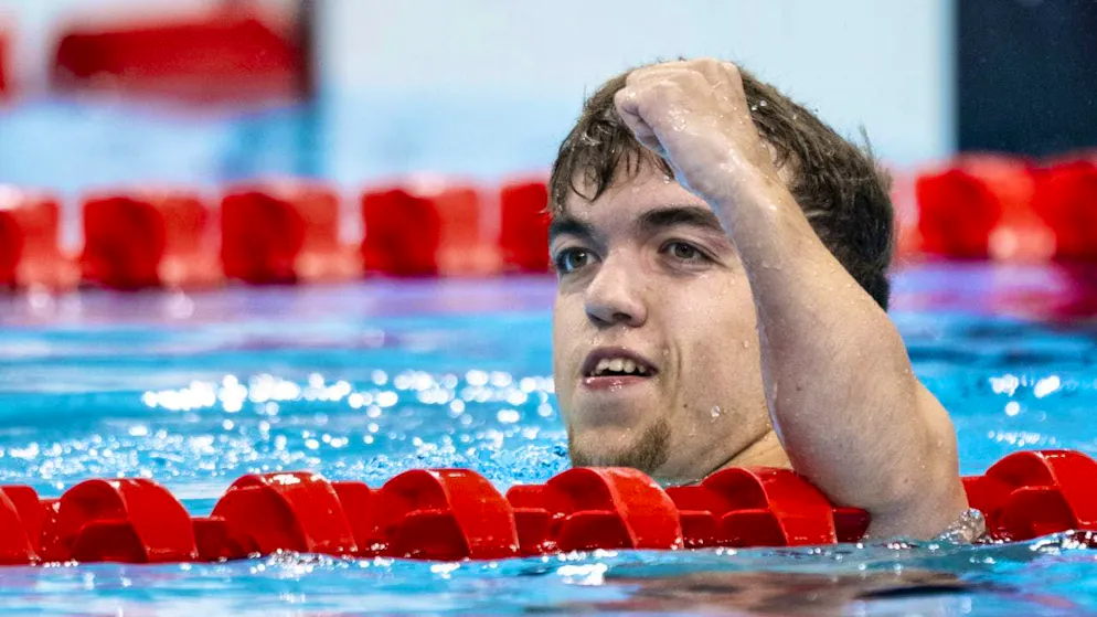 Leo McCrea clenches his fist: gold in the 100 m breaststroke