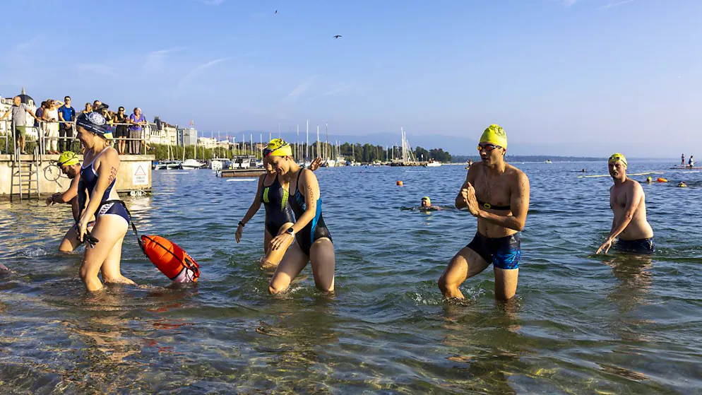 Un millier de nageurs entre Genève-Plage et les Bains des Pâquis - Gallery. Des nageurs arrivent aux Bains des Paquis, après 1800 mètres de traversée dans une eau à 22,7 degrés.