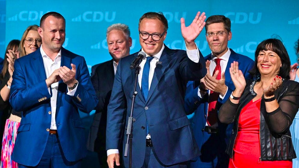 Rejoicing too soon: Mario Voigt (center), chairman of the CDU in Thuringia and top candidate at the CDU election party. However, an alliance of CDU with BSW and SPD does not have a majority after the state elections in Thuringia.