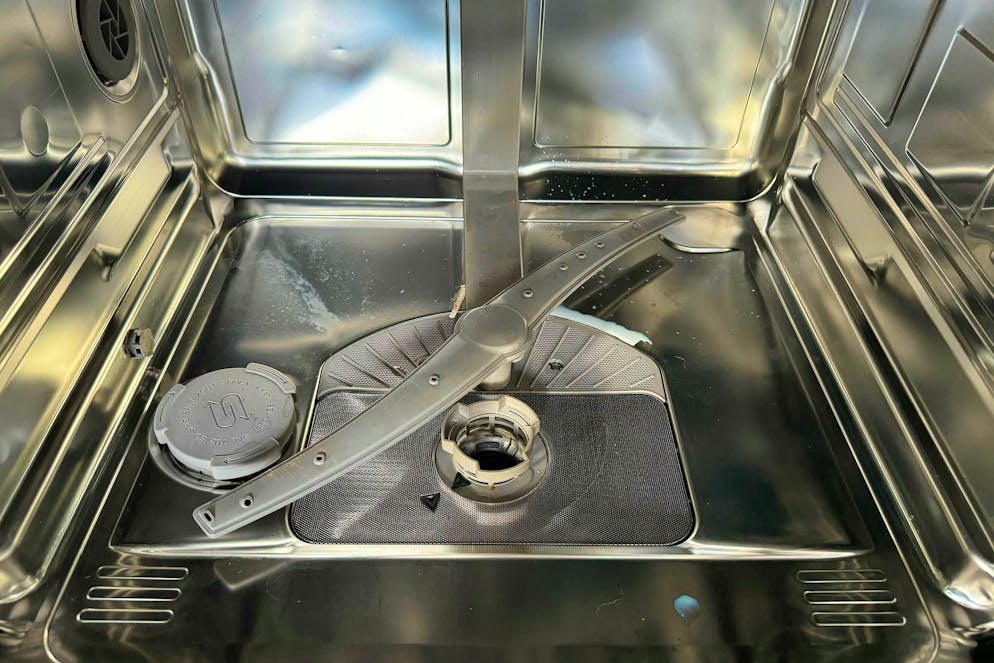 The spray arms of the dishwasher can be easily descaled with water and vinegar.