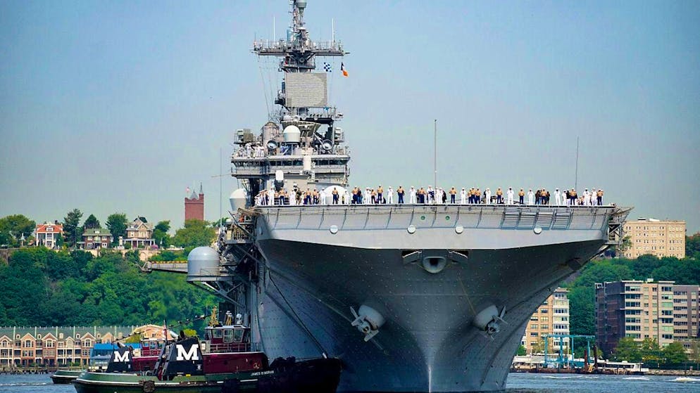 ARCHIVE - Sailors and military personnel arrive on the amphibious assault ship "USS Wasp" on the Hudson River during Fleet Week in June. Photo: John Minchillo/AP/dpa/archived image