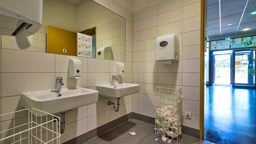 ARCHIVE - View of a school toilet in an elementary school. Photo: Jörg Carstensen/dpa