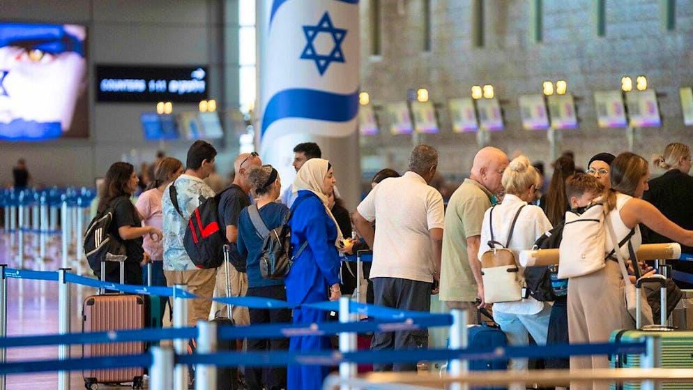 Travelers queue at Ben Gurion International Airport. Following the discovery of the bodies of six hostages in the Gaza Strip, a major protest strike has begun in Israel. Photo: Ohad Zwigenberg/AP