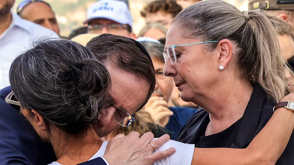 "Je regrette que nous n'ayons pas protégé Hersh en ce jour sombre", a déclaré le président israélien Isaac Herzog lors des funérailles de l'Israélo-américain Goldberg-Polin, 23 ans, l'un des six otages retrouvés morts. Ici, avec la mère de l'otage tué et sa femme Michal Herzog.