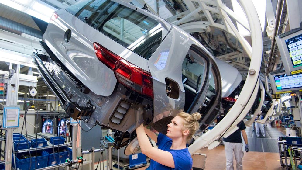 Quake at Volkswagen. Car giant wobbles and wants to close plants in Germany for the first time