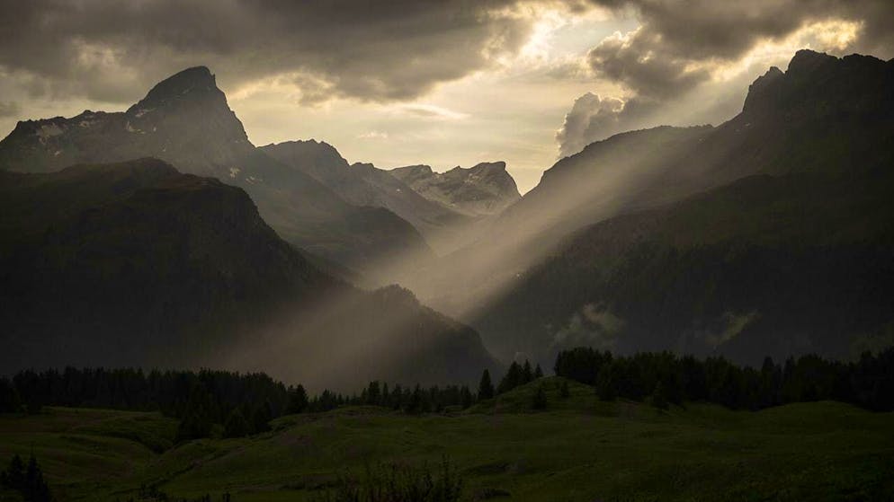 Hunting also starts for wolves in Graubünden - Gallery. The sun shines into the Val Faller with the Piz Platta, taken on the eve of the start day of the Bündner Hochjagd.