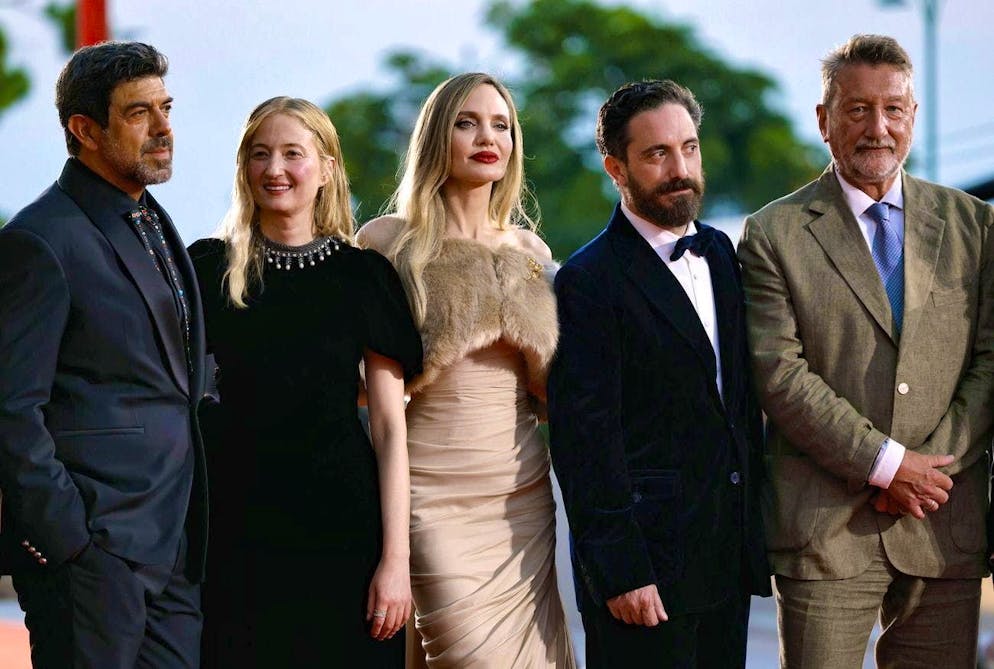 Brad Pitt introduces new girlfriend Ines de Ramon at the Venice Film Festival. Angelina Jolie presented her latest work "Maria" at the Venice Film Festival. Here alongside the "Maria" cast on the red carpet.