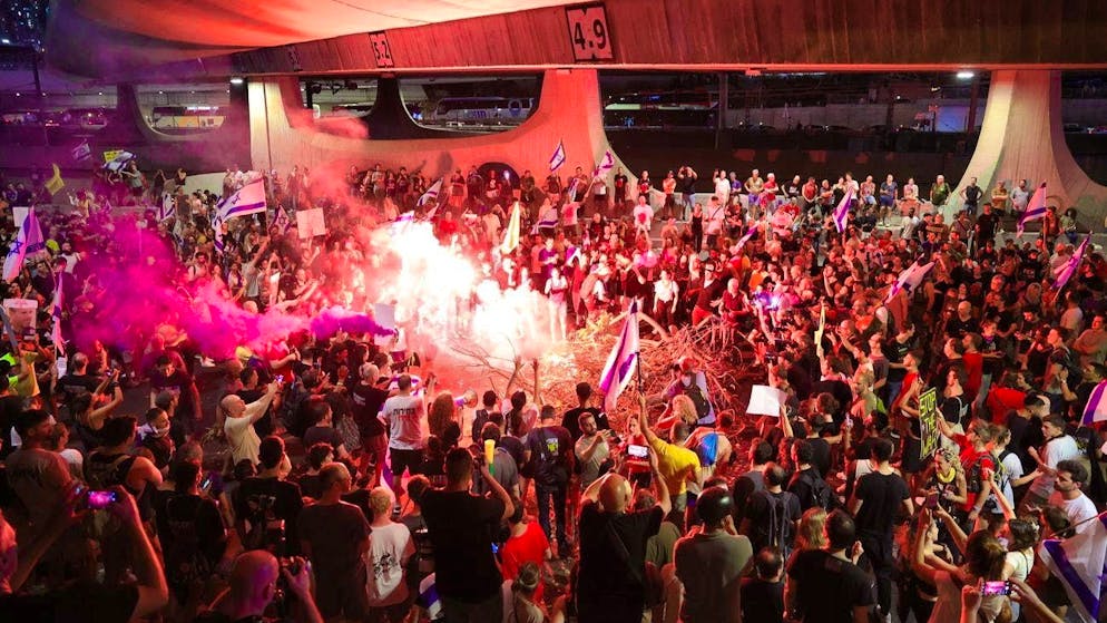 Hundreds of thousands of people demonstrated in Israel on Sunday for an agreement with Hamas.