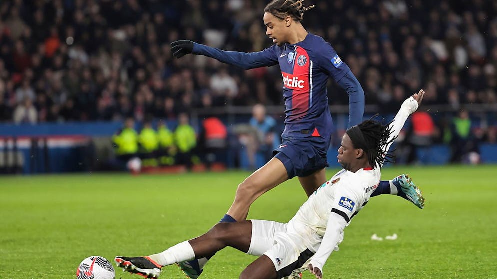 Jordan Lotomba (vorne in weiss) trägt nicht mehr länger das Trikot von Nizza. In 143 Ligue-1-Partien für Nizza gelangen dem 25-jährigen Verteidiger zwei Tore.