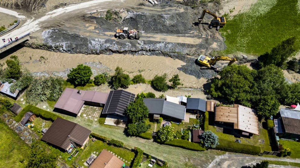 Victime de laves torrentielles, la route reliant Champsec au Haut Val de Bagnes, photographiée ici après les intempéries peut à nouveau être empruntée suivant un nouveau tracé et en franchissant un pont fusible (archives).