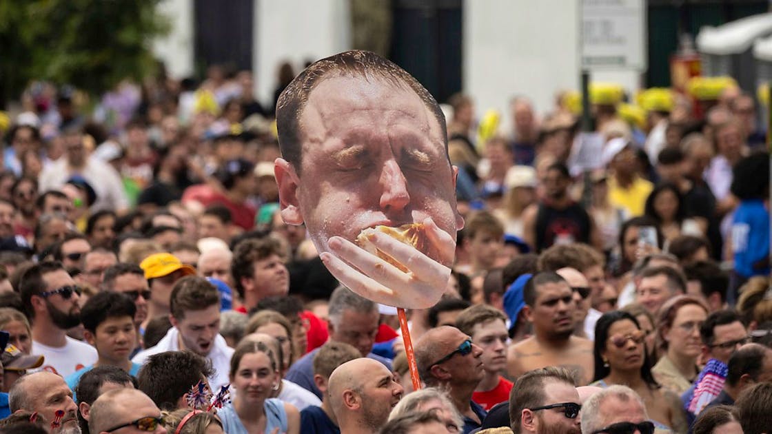 Curiosities: 83 hot dogs in ten minutes: record for competitive eater Joey Chestnut