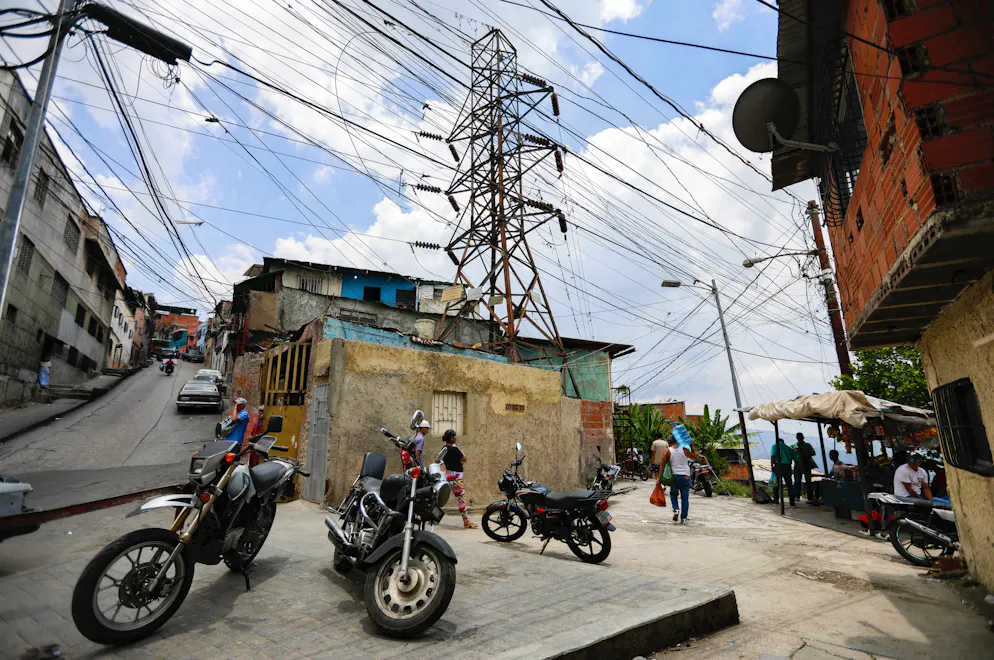 Le gouvernement a imputé une panne d'électricité massive de 12 heures à un «sabotage» des forces de l'opposition qui protestent contre ce qu'elles considèrent comme une fraude lors des élections largement contestées qui ont permis au président Nicolas Maduro de rester au pouvoir.