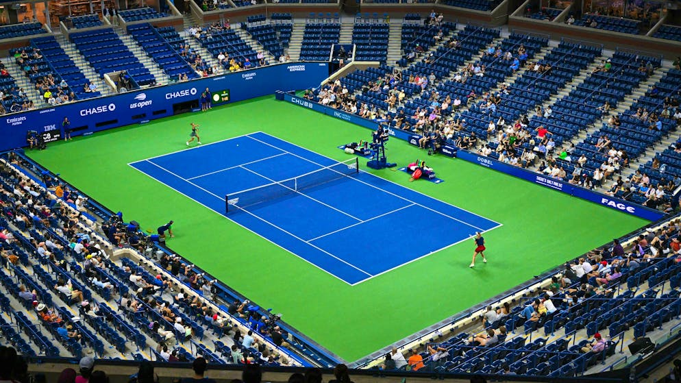 Zheng Qinwen and Donna Vekic show off their skills in front of numerous empty seats.