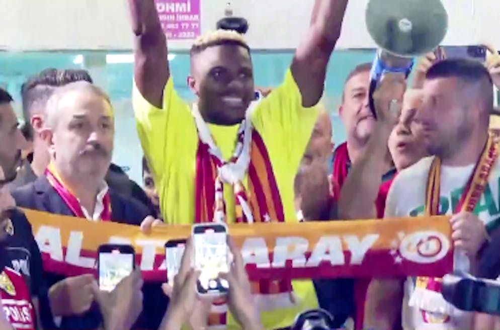 Victor Osimhen arriva a Istanbul e viene salutato da migliaia di tifosi del Galatasaray.